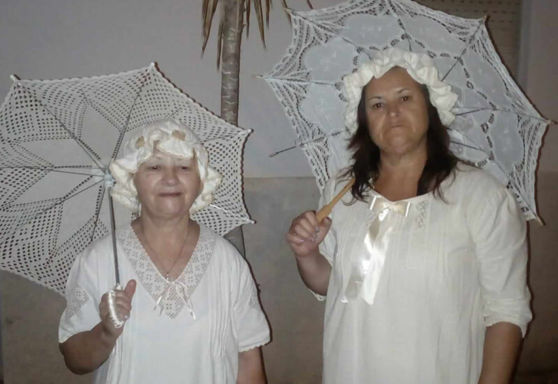 Die "Banho 29" in Lagos. Maria de la Salete Paixão mit ihrer Schwester in alten Kostümen, 2019